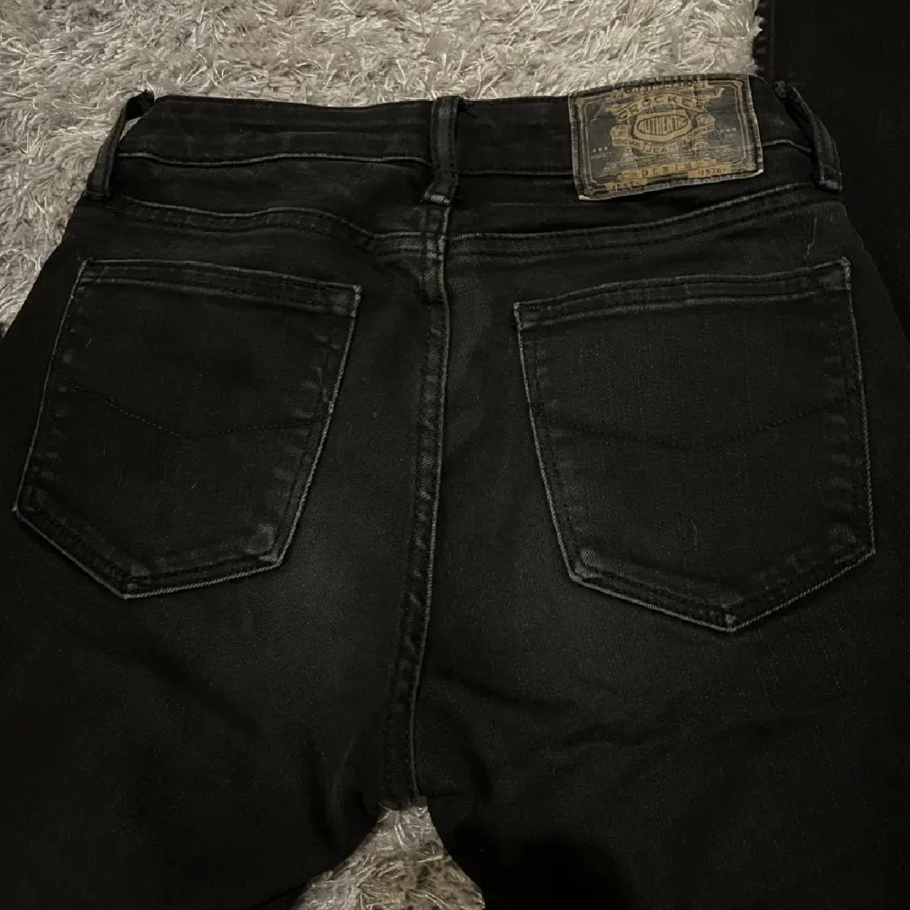 Lågmidjade bootcut jeans från Crocker. Använda men fortfarande i bra skick.. Jeans & Byxor.