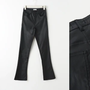 Coated bootcut jeans - Bootcut skinnbyxor från GinaTricot, storlek 34. Använt 2 gånger men känner tyvärr att dom inte passar så bra på mig. Skriv för fler bilder 💓