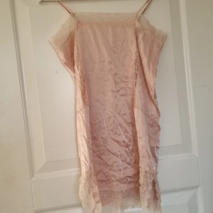 Silkesklänning - Nattlinne/silkesklänning från H&M. Bra skick. Köparen står för frakt. 