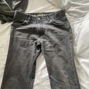 Jeans från Lee - Mörk grå jeans från lee, bra skick, väl använda.