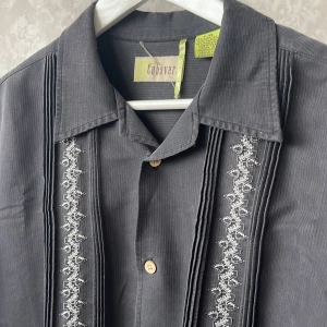 vintage short sleeve shirt  - en vintage short sleeve shirt med en tropical vibe. perfekt för hawaii resan i sommar. 