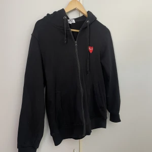 CDG zip hoodie  - Helt nyskick använd 2 gånger. Pris kan diskuteras💗Ny pris 2700kr. Storlek s  men passar Xs äkta såklart 