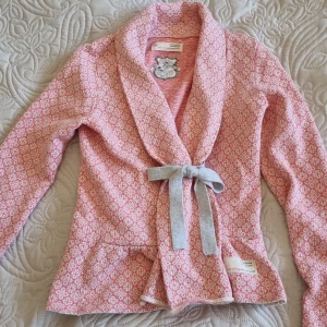 Odd molly kofta  - Fin odd molly kofta i bra skick säljer för jag inte använder den. Köpt för 1600kr säljer för 300kr. Priset kan diskuteras.