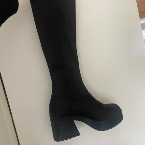Coola boots med platå  - Tighta Vadhöga y2k boots! Så snyggt med bara ben och klänning. Liten storlek 38. 