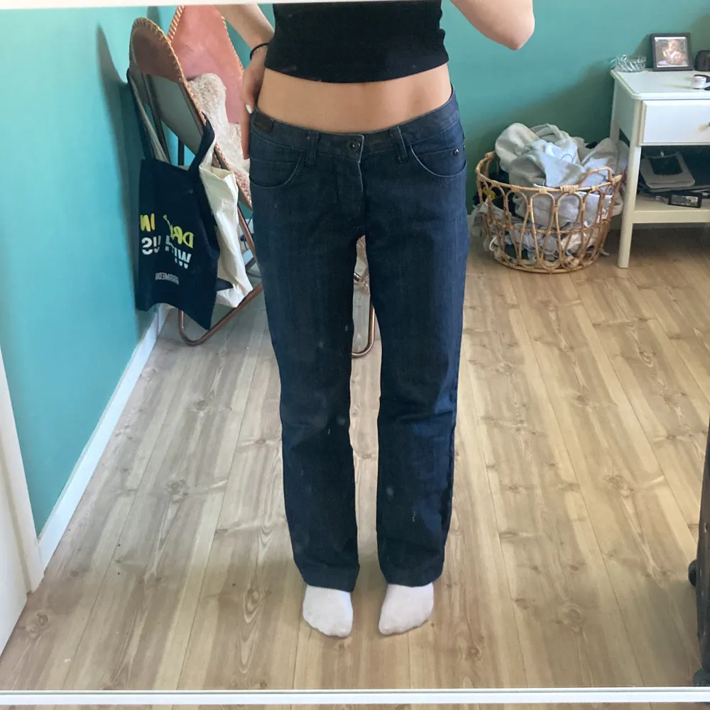 Ett par superfina mörkblåa jeans från green house! Köpta på second hand och är i otroligt bra skick, storlek 36 och är perfekta i längden på mig som är kring 165-170:). Jeans & Byxor.