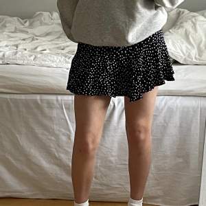 Jätte fin zara kjol med knytband och inbyggda shorts. Säljer då den inte kommer till användning. Köparen står för frakt <3