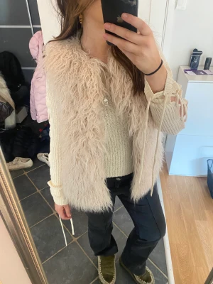 Päls väst - Säljer denna underbara väst. Så fin ljusrosa färg som man kan ha både till skolan o fest