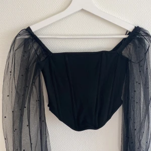 Blus puffärmar - Perfekt skick, använd 2 gånger! Korsett-topp med kedja vid sidan.