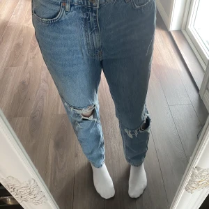 blåa jeans  - säljer dessa blåa jeans från gina i storlek 40, jag är ca 170 säljer dom för 120kr