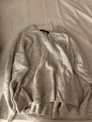 Stickad tröja  - super skön stickad tröja från Vero Moda. Strl XL men passar M-L. 