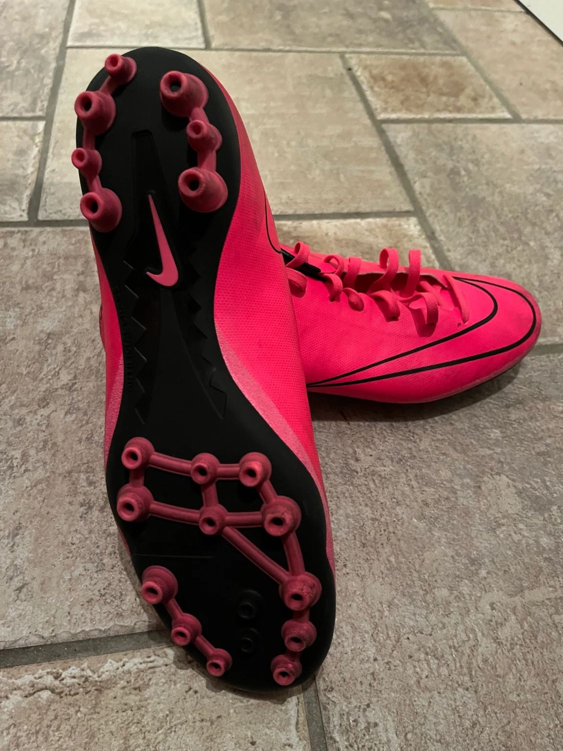 Nyskick Nike fotbollsskor  - 90