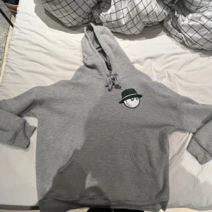 Malbon hoodie - Fin malbone hoodie med skjukt bra kvalitet i stl S. Använd en gång. Köpt på Nk i Stockholm. Kan frakta. Nypris 1700.