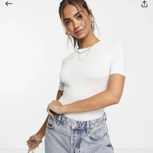 T-shirt body - Vit body från ASOS Använd fåtal gånger. Något genomskinlig. Superskönt och luftigt material.  Säljes pga att den inte kommer till användning