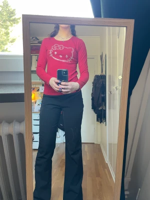 Hello Kitty rinestones tröja - Jättefin röd tröja med rinestone hello Kitty tryck på, framsidan och baksidan är i väldigt bra skick men sömmarna i ärmarna har defekter.  I barnstorklek men sitter som en s/m