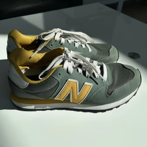 New balance 500 - Säljer mina new balance 500 då de ej kommer till användning. Finns lite smutsfläckar längst fram (se bild 3) annars väldigt bra skick💕