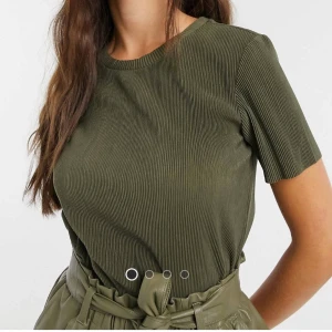 Andotherstories topp  - Khakigrön topp/t-shirt i plisserat material, här tagit bilder från hemsidan men kan fota irl också. Ser ut precis som på bild, är i bra skick inget slitage 