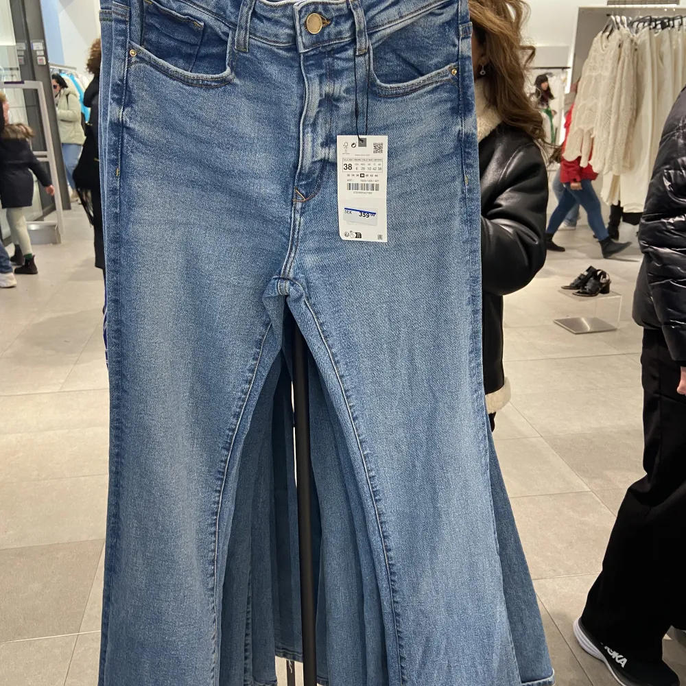 Hej jag säljer mina jeans från zara som endast är använda 2-3 ggr. Säljer pågrund av att jag inte gillade modellen på mig.. Jeans & Byxor.