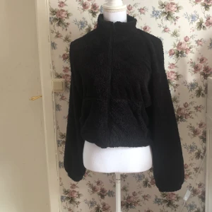 Tröja  - Lurvig tröja med dragkedja 💓📨