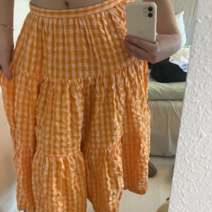 Rutig kjol - Luftig härlig skol med rosa- och oranget rutmönster