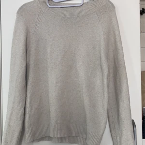 Stickad Vero Moda tröja - Ljus rosa/beige stickad tröja från Vero moda. Lite nopprig på slutet av armen (kolla bild 3) Annars fin kvalite💕