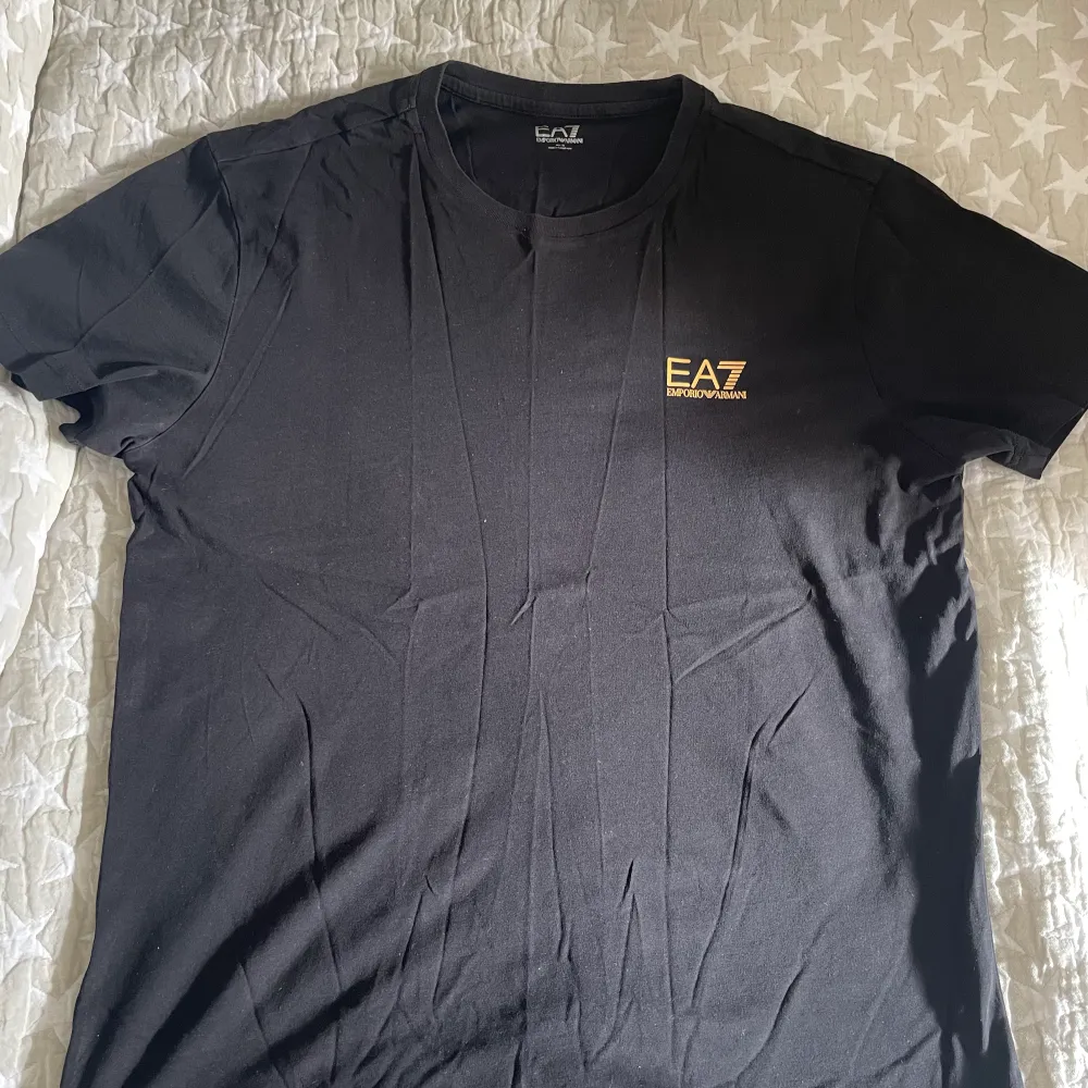 Enkel och stilren EA7 tröja. Skrynklig pga garderob. Skicka 9/10. Storlek M. T-shirts.