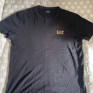 Enkel och stilren EA7 tröja. Skrynklig pga garderob. Skicka 9/10. Storlek M