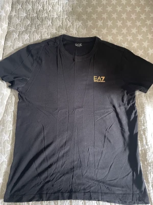Armani EA7 - Enkel och stilren EA7 tröja. Skrynklig pga garderob. Skicka 9/10. Storlek M