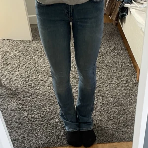 Jeans - Ljusblå bootcut jeans från bikbok. Byxorna har stretch i sig. Bra skick💙