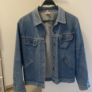 jeansjacka - Skitsnygg vintageinspirerad jeansjacka i storlek M, köpt second hand! Frakt ingår ej i priset 💕