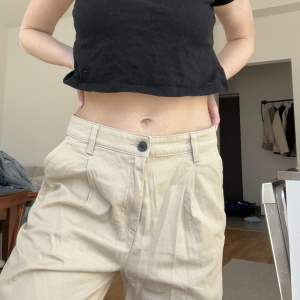 Säljer ett par fina midwaist oversized chinos/cargopants från h&m. 