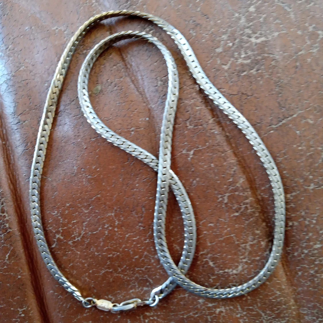 Halsband silverfärgad. 22 cm