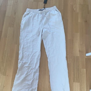 Linnebyxor  - Säljer dessa helt nya linnebyxor  i storlek M💗