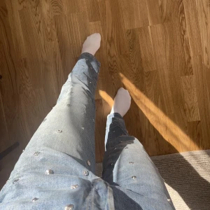 Coola jeans från h&m💙 - Säljer mina coola jeans från H&m med massor av stenar(?) på sig 😅💙 Älskwr dem!! 