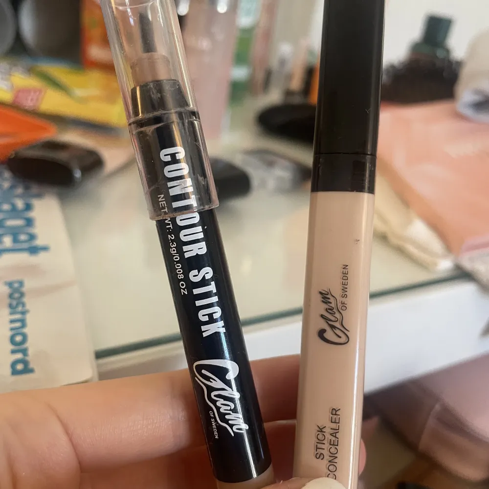 Smink från glam of Sweden helt oanvända . Säljer detta kitt med en primer, highlither, concealer, contour stick för 50 kr tillsammans orginal pris 150 kr. Frakt tillkommer även som köparen står för 30 kr.. Skönhet.