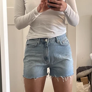 Jeansshorts  - Ljusblå jeansshorts från NA-KD, bra skick💙