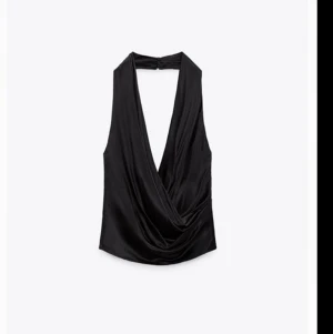 Zara topp🖤 - En v-ringad topp från zara🧡 med öppen rygg  skriv för egna bilder