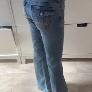 Jeans från H&M  - De här lågmidjade jeansen köpte jag på H&M men tyvärr var de för stora för mig. Storlek S. Prislappen är kvar, aldrig använda. 