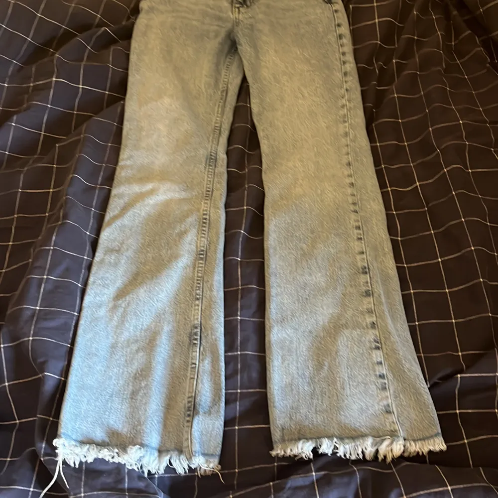 Mid-waisted jeans från Gina Tricot i storlek 34. Jeans & Byxor.