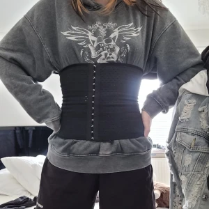 Ett Svart Korsett😊 - Ett Svart Korsett🖤 Som är väldigt bekväm för ett korsett, du kan även sitta ner utan smärta😊👍🏻. Bra under träningen som håller magen tajt.🥰 Storlek S och har den tajtaste passformen, men är väldigt flexibel och passar till M o L. Inte säker på Frakt!!