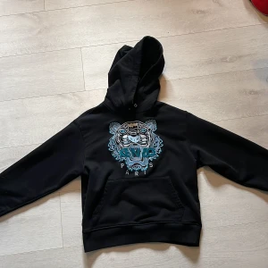 Kenzotröja - Väldigt snygg kenzo tröja säljs!  Storlek Xs sitter väldigt bra på S också.  Köpt för 3000, säljer runt 400-600kr! Kom gärna med bud.
