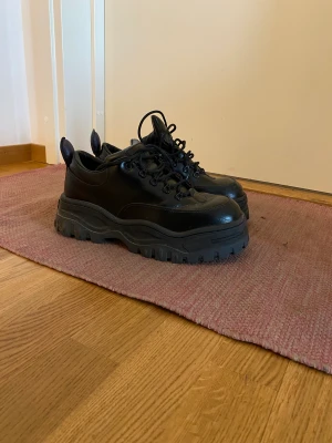Eytys - Säljer ett par nya eytys angel sneakers i storlek 43/44. Nypris 3800, men säljer för billigare då dom inte passar mig. Vid snabb affär går priser att förhandla! Skitsnygga och moderna skor, först till kvarn 🙌🏼