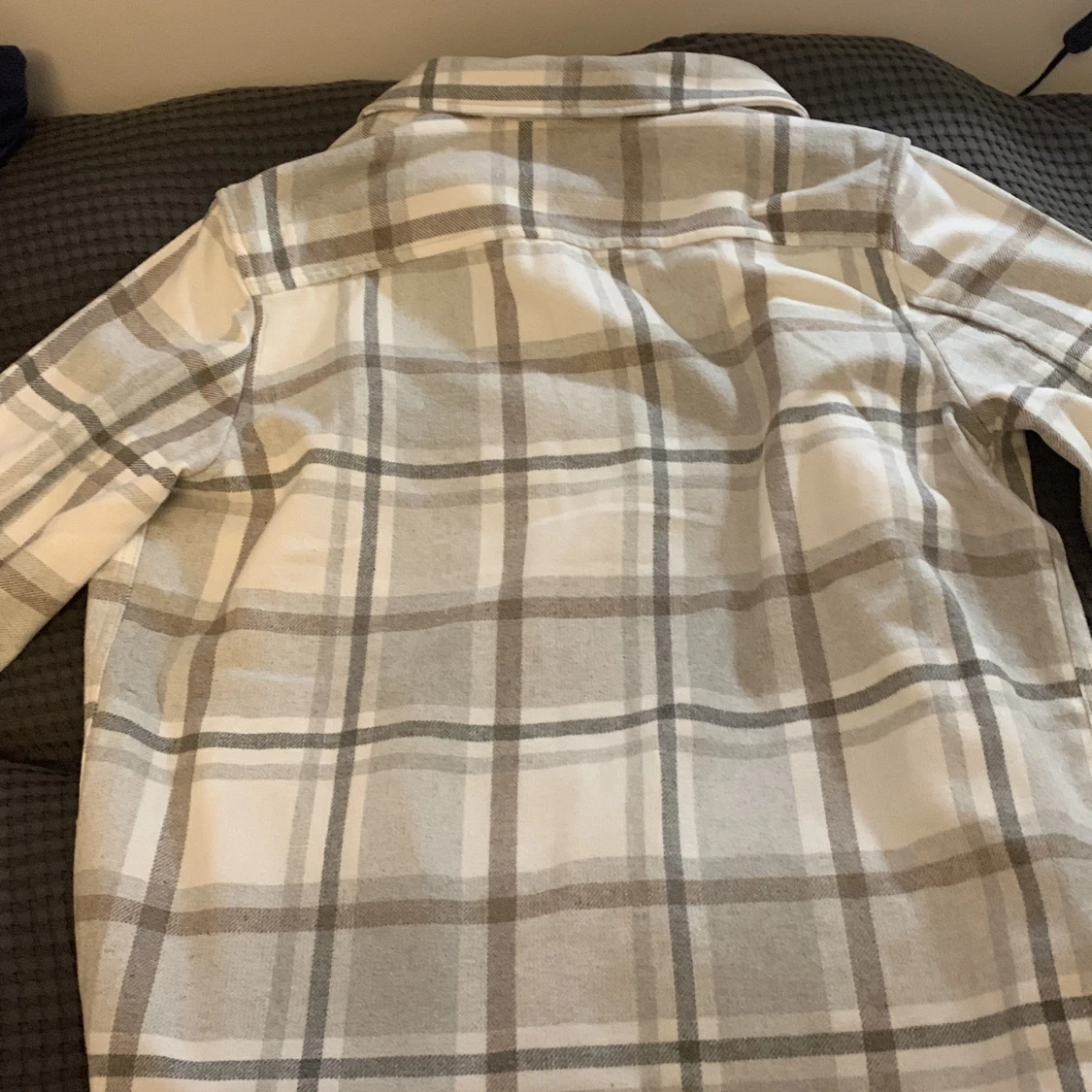 Grå/vit H&M overshirt  - 91