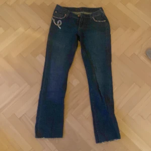 Lågmidjade byxor - Lågmidjade jeans. Säljer då jag inte använder längre. Skriv om du har frågor eller ett pris🥰🌟