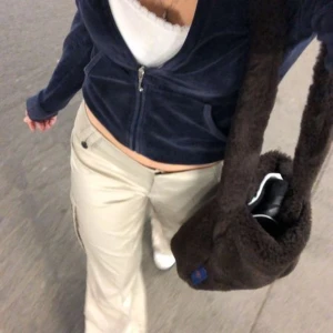 Fluffig väska Y2K - Fin y2k väska, lånade bilder 🐻🤎. 3 för 2 på hela min shopp!