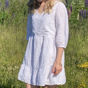 Vit klänning  - Säljer min vita sommarklänning som är perfekt till skolavslutningen. Jag köpte den förra sommaren på Zalando för ca 700kr och har bara använt den vid ett tillfälle! 💗🌸 barnstorlek men passar xxs-xs jag är 159 cm. Skriv om du har någon fråga, INTE KÖP NU💗