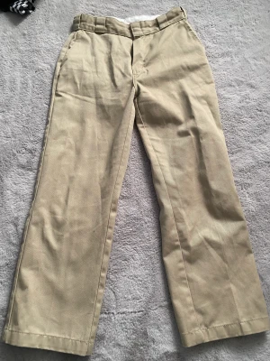 Chinos - Ett par snygga dickies i storlek W26. Använda ett par gånger, men finns inga skador på dem. Skriv gärna om ni undrar över nått och pris kan diskuteras:)