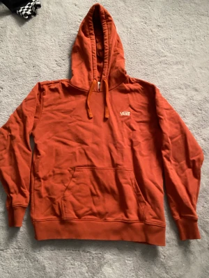 Tröja  - Vans tröja, knappt använd, bara ett fåtal ggr. Den har bara legat i garderoben därav är den så skrynklig. Köpt för ca 1-1,5 år sen men är i bra skick, inga hål m.m. Skriv om ni undrar något, pris kan diskuteras :)