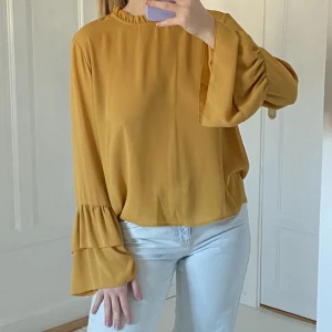 Gul blus - Jättefin gul blus från Ginatricot! Använd få gånger och i väldigt bra skick! Storlek 42💛