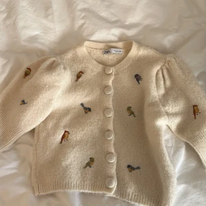 Zara tröja  - Väldigt fin zara tröja med fåglar på! Använd två ggr. (Andra bilden lånad) 