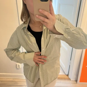 Grön skjorta - Grön skjorta köpt second hand